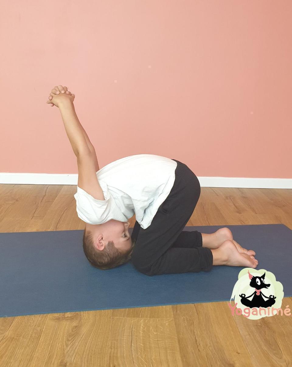 Un enfant faisant une posture de yoga