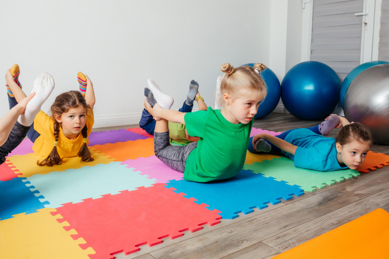Des enfants pratiquent le yoga dans la classe
